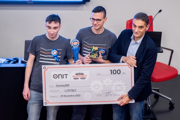 I vincitori della Sumobot Cup 2023 insieme a Fabio Piraccini, Amministratore Delegato di Onit