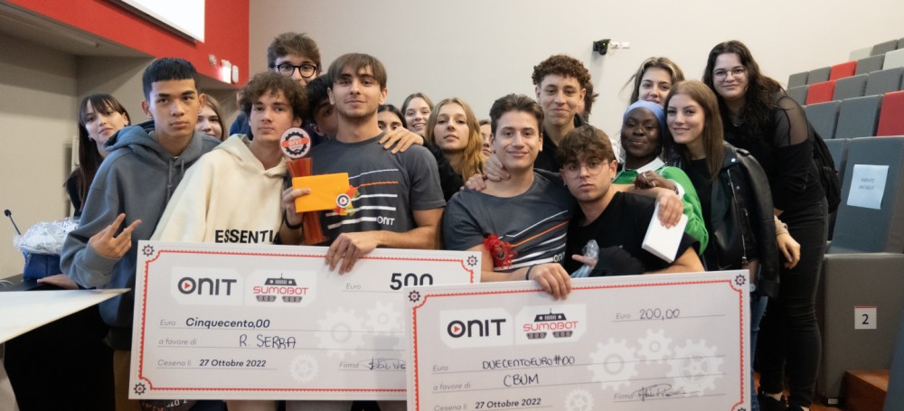 I ragazzi della classe vincitrice della Sumobot Cup 2022